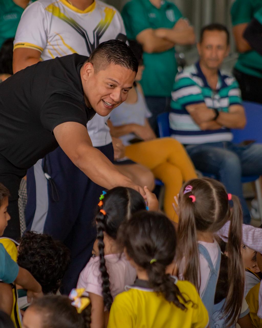 Imagen de GIRÓN SIGUE FORTALECIENDO LA EDUCACIÓN CON LA ENTREGA DE MÁS DE 2.800 KITS ESCOLARES