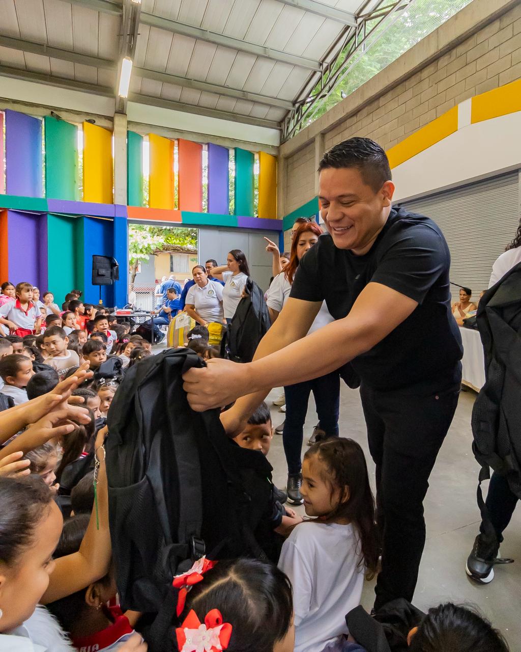 Imagen de MÁS DE 4.000 KITS ESCOLARES ENTREGADOS EN GIRÓN FORTALECEN LA EDUCACIÓN DE MILES DE ESTUDIANTES