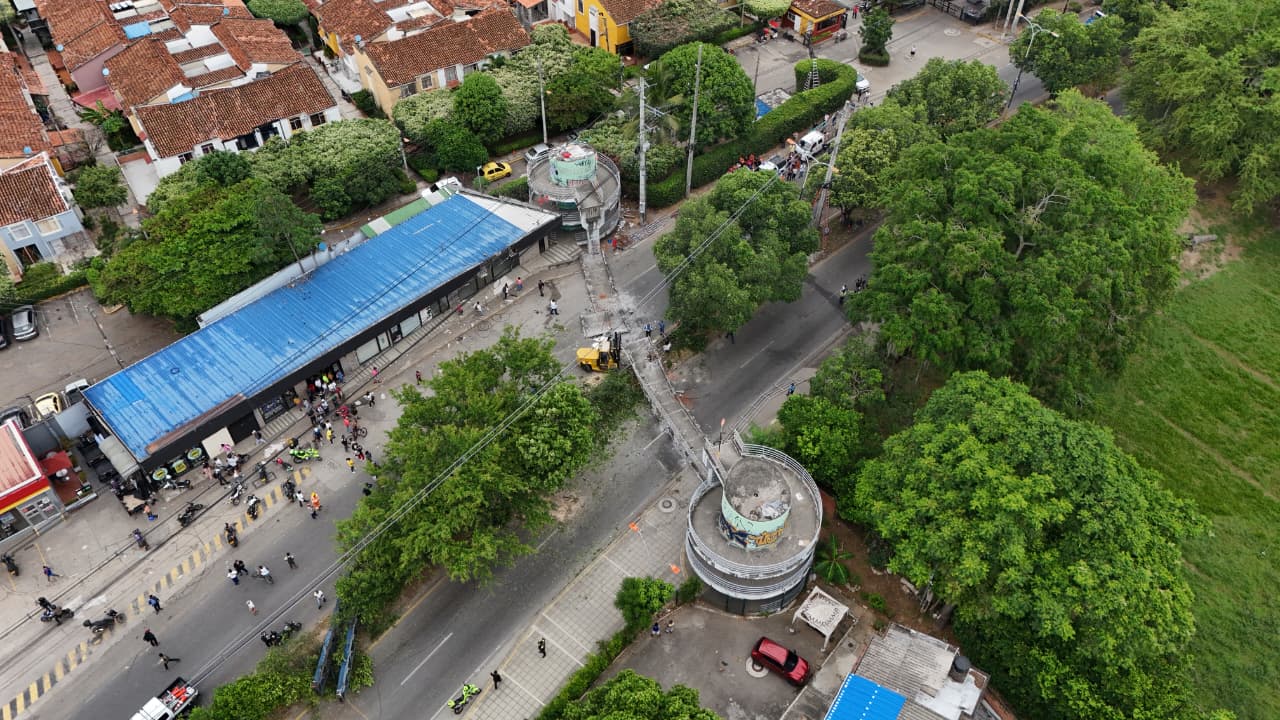 Imagen de ADMINISTRACIÓN MUNICIPAL ATIENDE EMERGENCIA TRAS ACCIDENTE QUE PROVOCÓ CAÍDA DE PUENTE PEATONAL