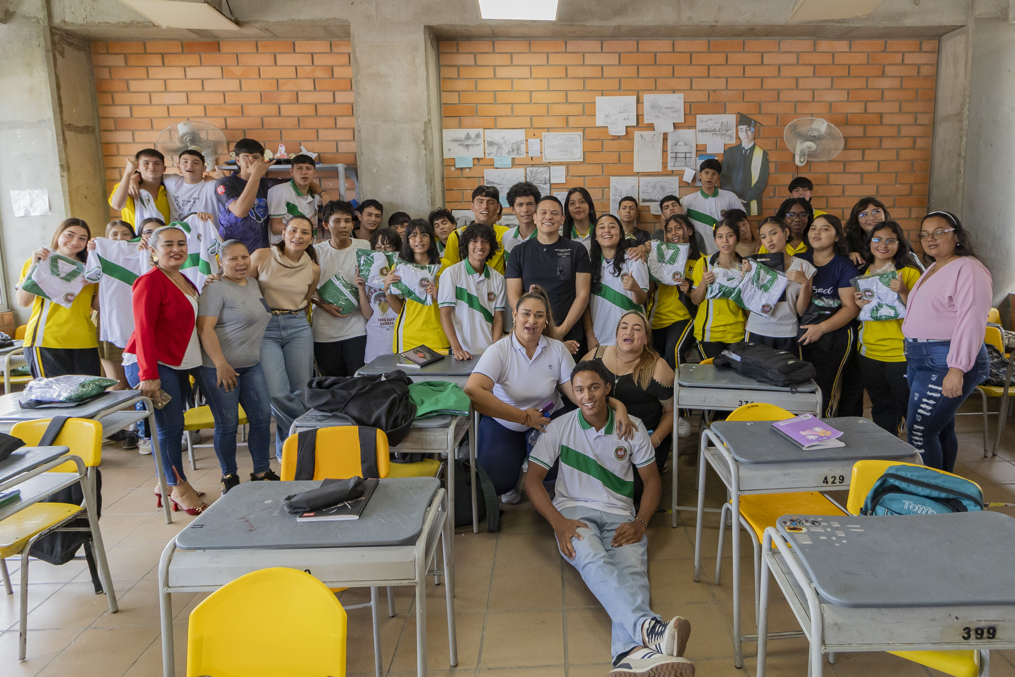 Imagen de MÁS DE 4.200 ESTUDIANTES DE GIRÓN RECIBEN UNIFORMES ESCOLARES