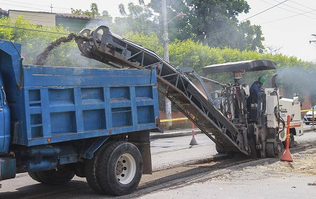 Se adelantan trabajos de fresado y pavimentación en media calzada.jpg